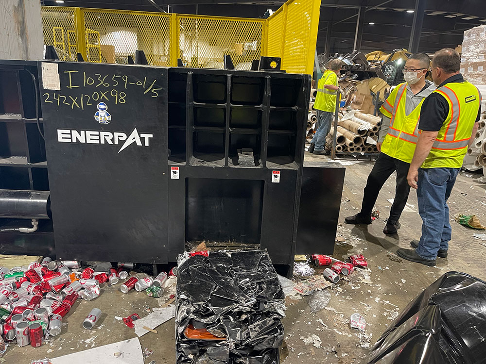 ENERPAT Iron Scrap Baling Press Installed ENERPAT Prensa empacadora de chatarra de hierro instalada