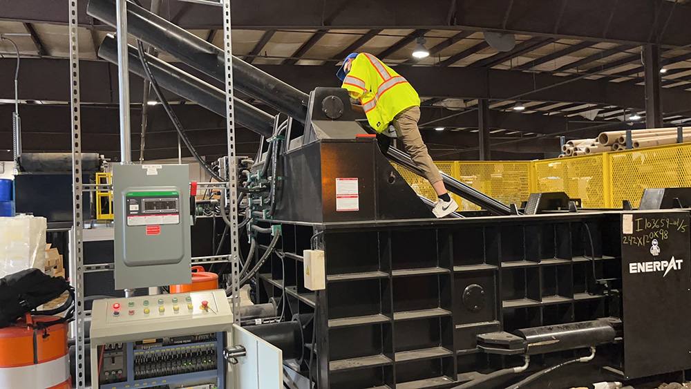 ENERPAT Iron Scrap Baling Press Installed ENERPAT Prensa empacadora de chatarra de hierro instalada