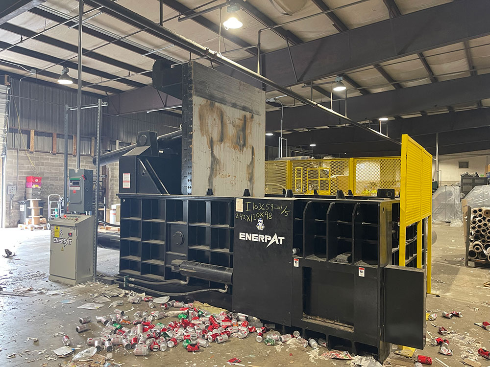 ENERPAT Iron Scrap Baling Press Installed ENERPAT Prensa empacadora de chatarra de hierro instalada