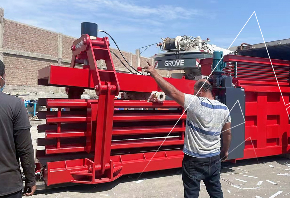 Prensa de balas horizontal automatizada para reciclaje de cart&oacute;n en un almac&eacute;n