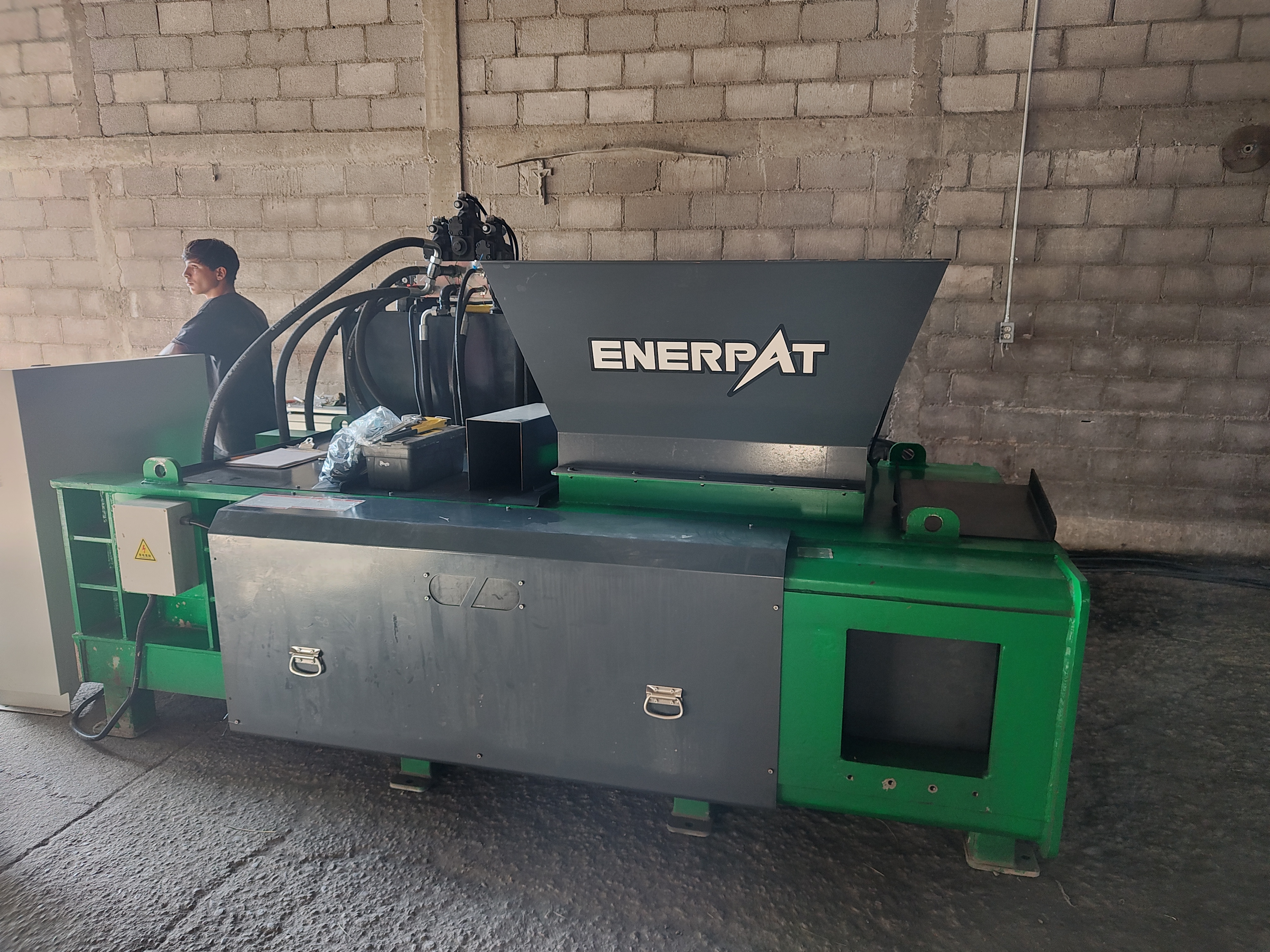 Chihuahua, México: ENERPAT Se instaló una empacadora de chatarra tipo tolva AMB-H1075-100